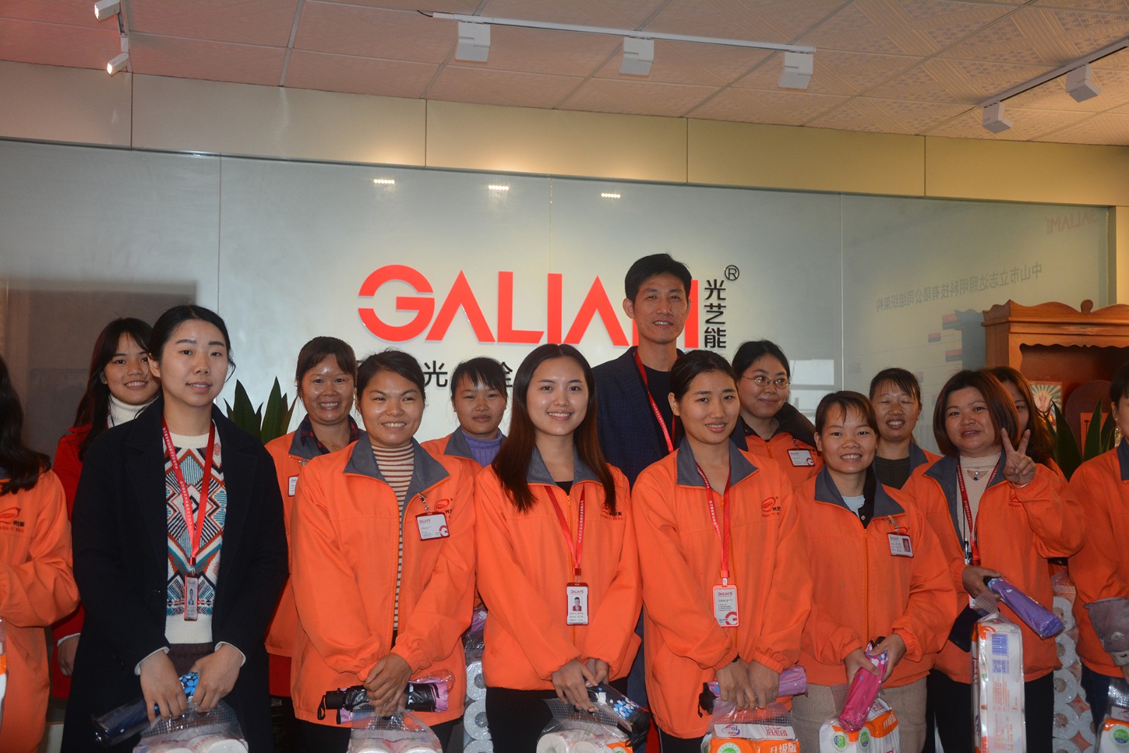 2019.3.8女神节合影.jpg 2019.3.8女神节合影.jpg